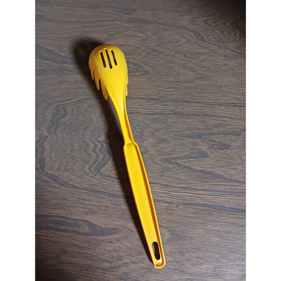 Vintage Yellow Ekco Pasta Server Fork - Picture 2 of 4
